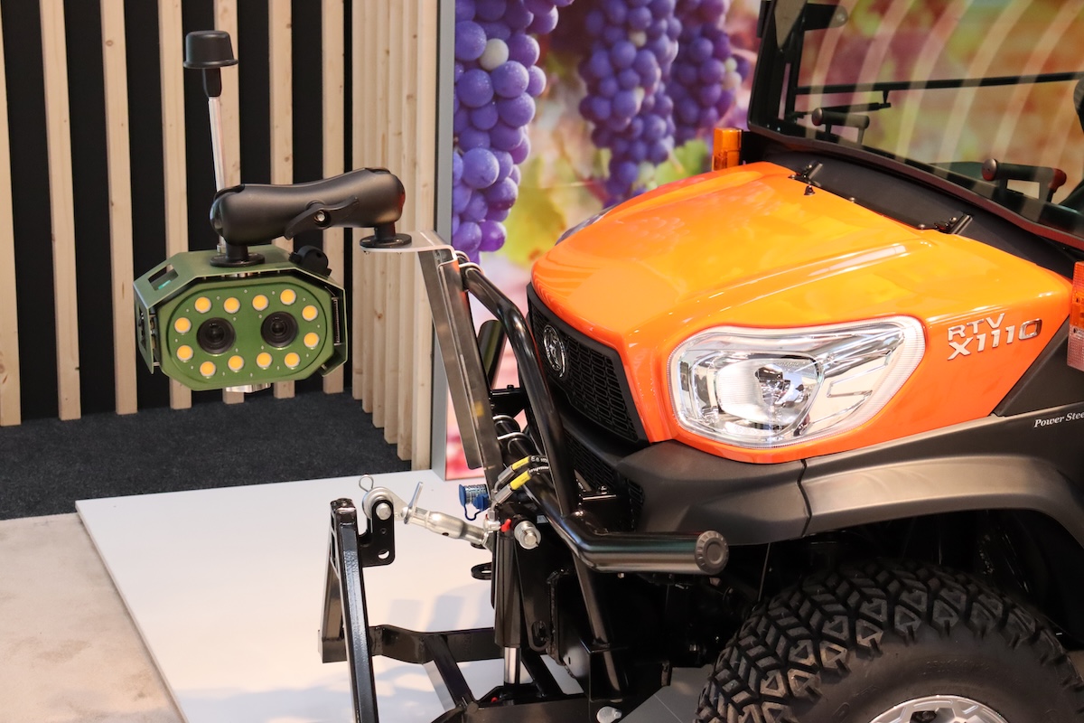 Stereocamera Bloomfield Flash montata sul fronte del veicolo all terrain RTV-X1110 di Kubota